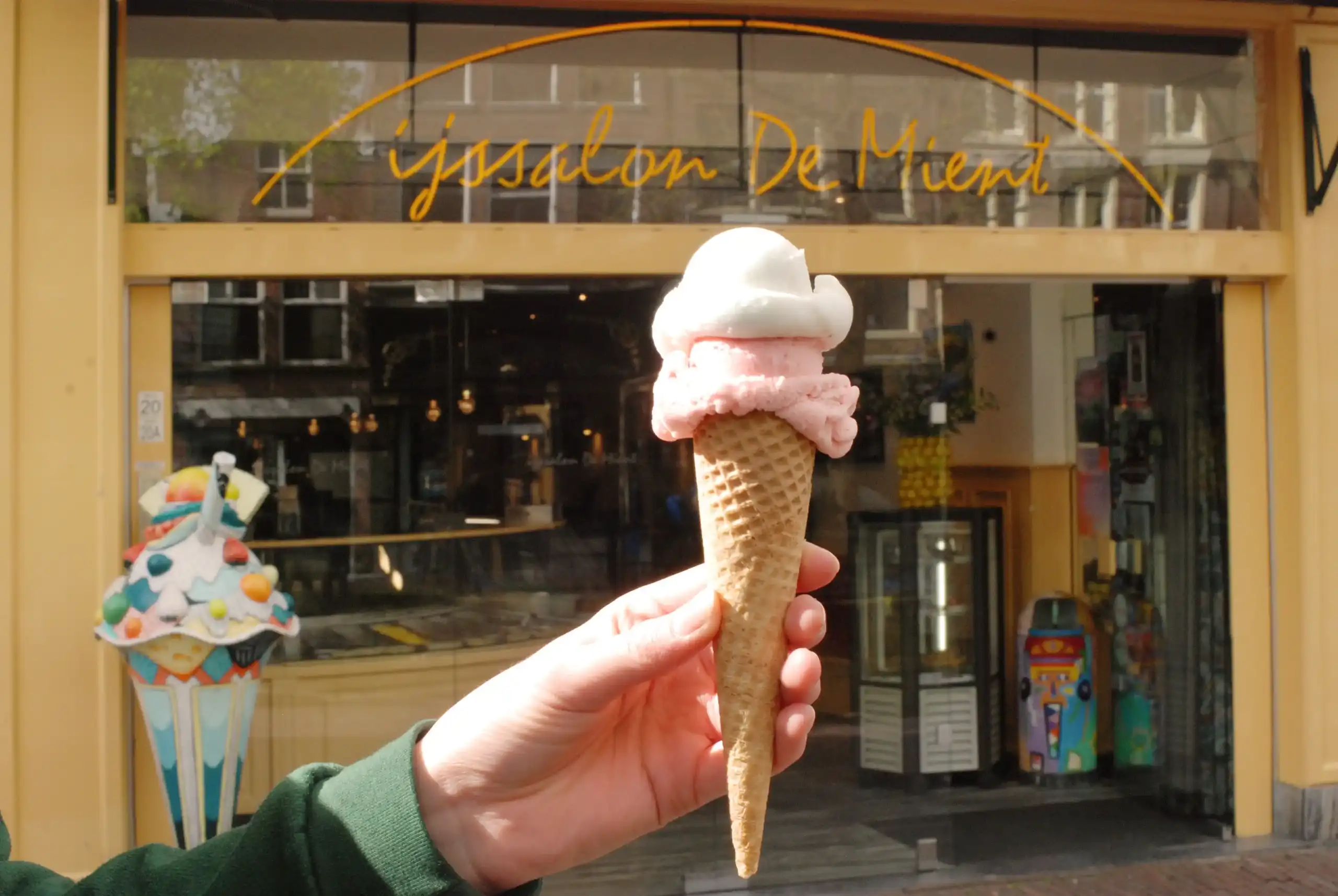 IJshoorntje voor ijssalon De Mient